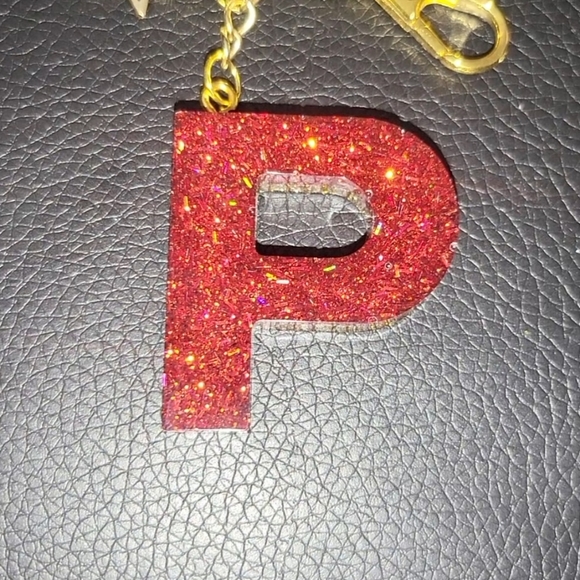 Holographic red & gold glitter letter P keychain - Picture 1 of 2